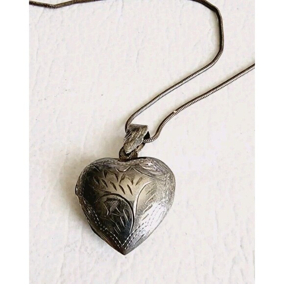 Vintage Sterling Silver Engraved 1.25 Inch Heart Locket 8.25g - Picture 2 of 7